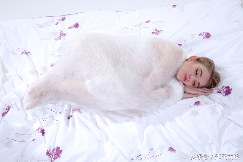 夏天盖鹅绒被好还是蚕丝被好,夏天盖蚕丝有什么功效