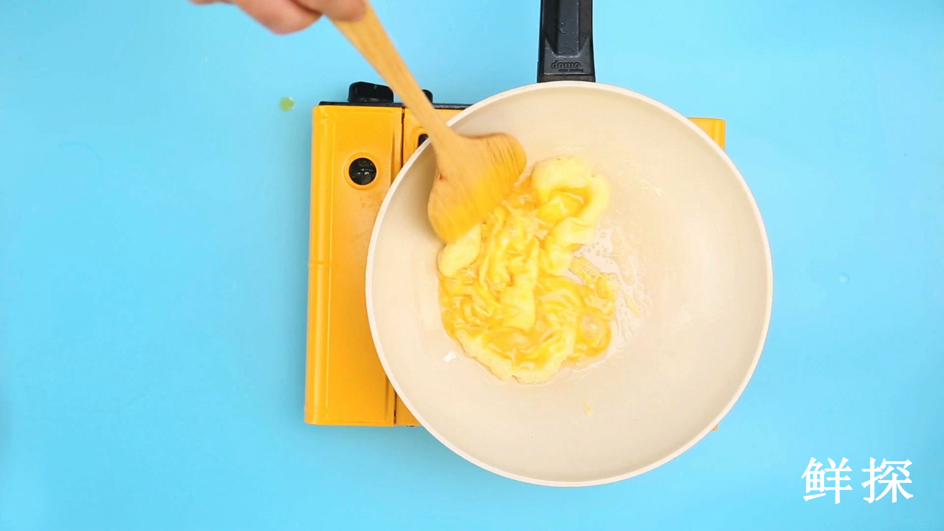 菠萝虾炒饭,菠萝炒饭酸甜爽口特开胃