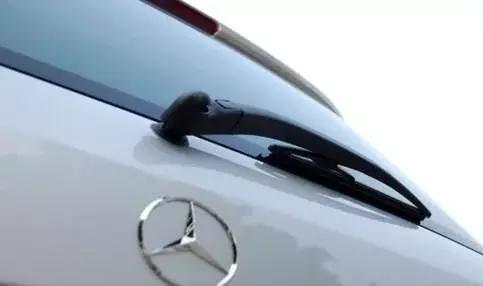 开车躲避打雷注意什么,下雨天打雷闪电可以开车吗