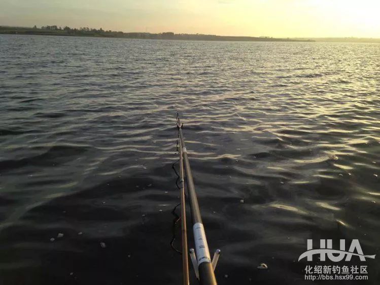 大风天水库钓鲫鱼,大风天在水库野钓视频