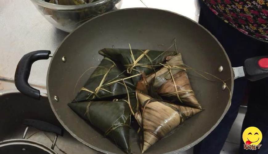 粽子不要绳子的包法,糯米粽子不煮怎么放
