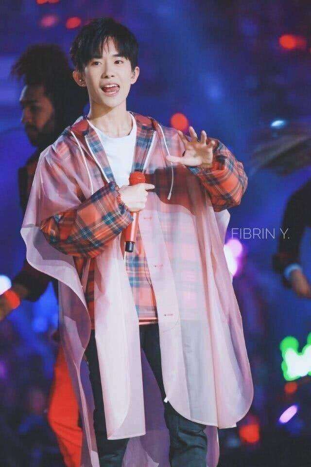 我家男神初长成易烊千玺街拍,易烊千玺年少成名百炼成钢