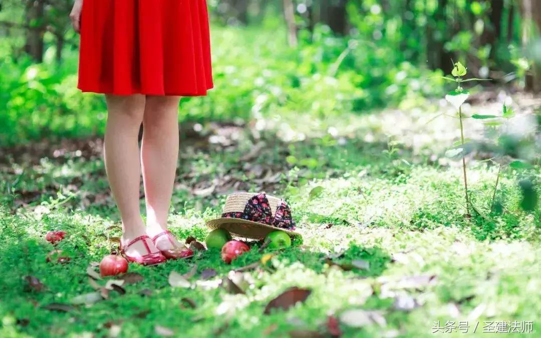 夏天去寺庙适合穿的衣服,进寺庙穿衣服的讲究