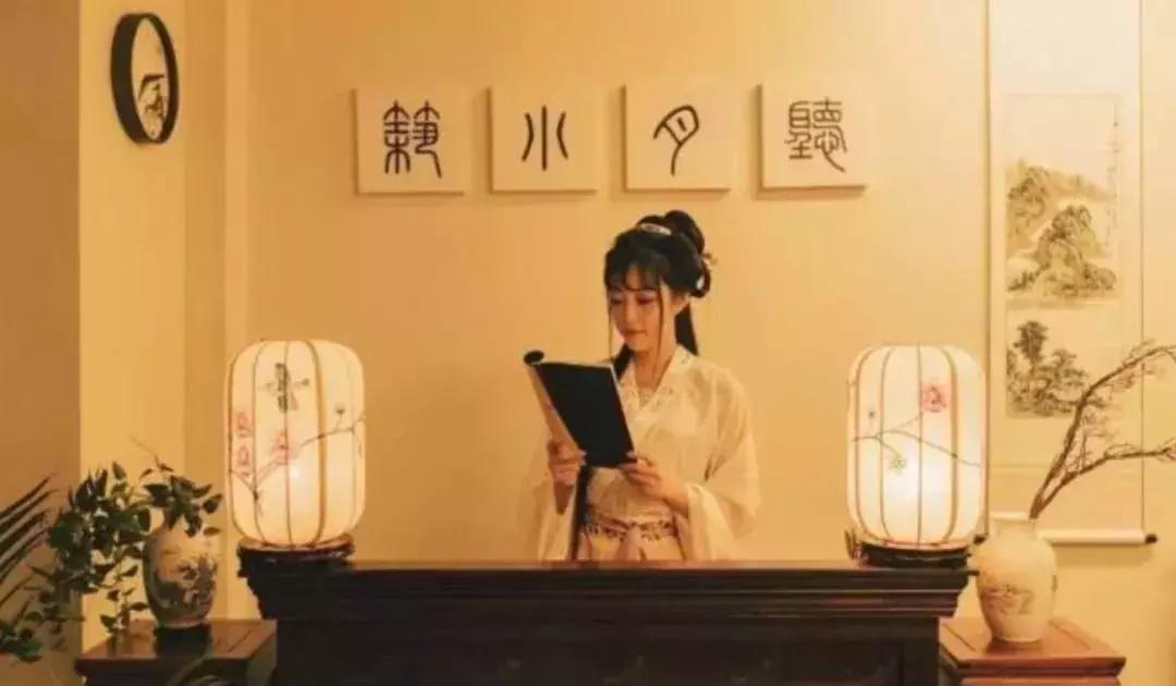 华丽汉服在外国街头惊艳外国人,中国汉服小姐姐美到哭了