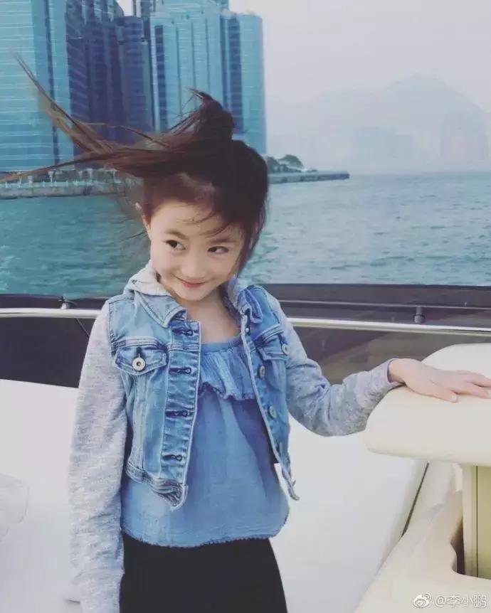 体操世界冠军*小鹏李**一家四口近照曝光，孩子国籍却引发网友争议