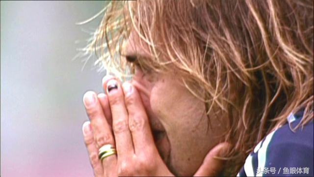 足球场上的催人泪下的瞬间,足球赛场十大感人时刻