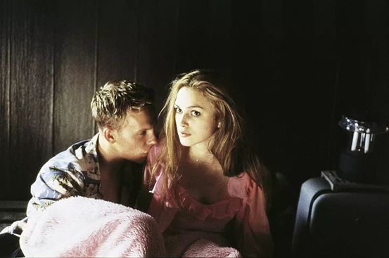 她是一个平胸的女子,她是一个平胸女子