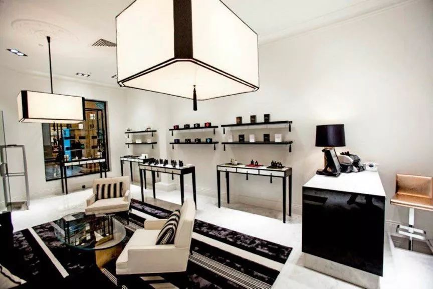 女人身上的香水味是什么很好闻 (你身上有他的香水味但没有我的贵)