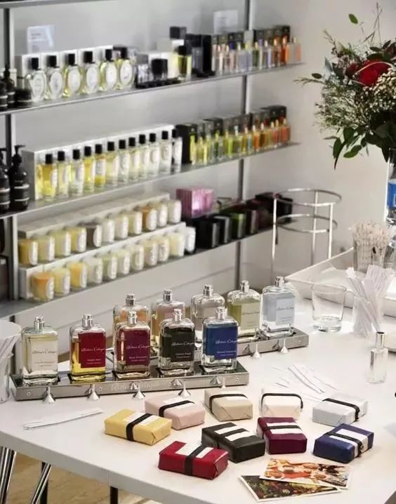 女人身上的香水味是什么很好闻 (你身上有他的香水味但没有我的贵)