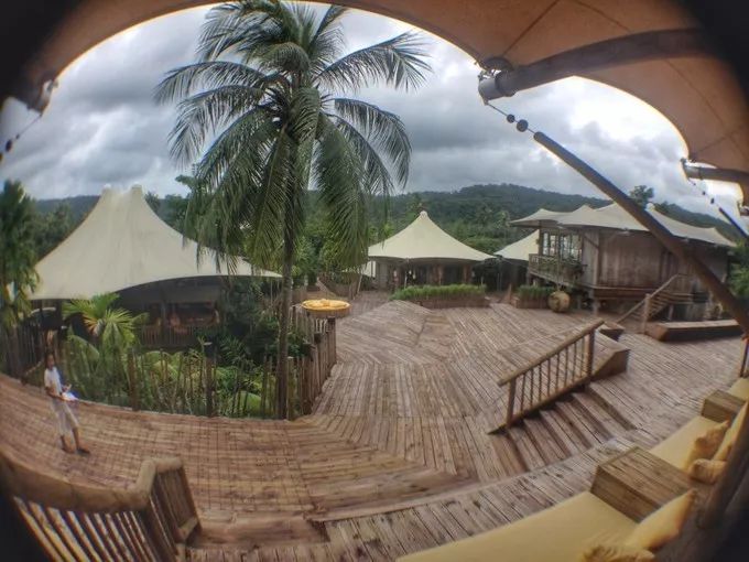 衣冠不整恕不招待厨师,衣冠不整不让进的饭店