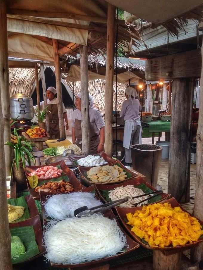 衣冠不整恕不招待厨师,衣冠不整不让进的饭店