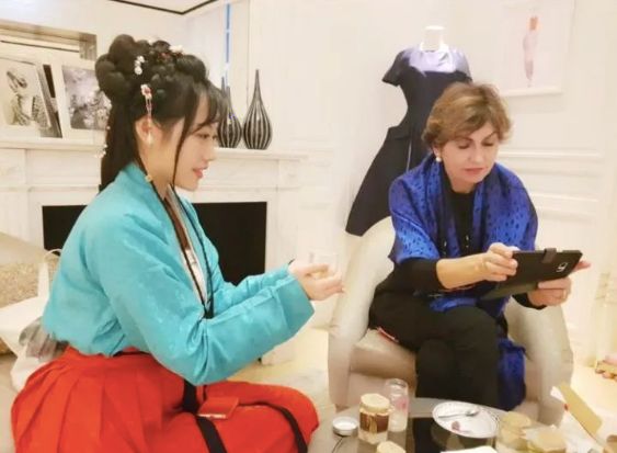 90后中国姑娘，在澳洲街美哭外媒