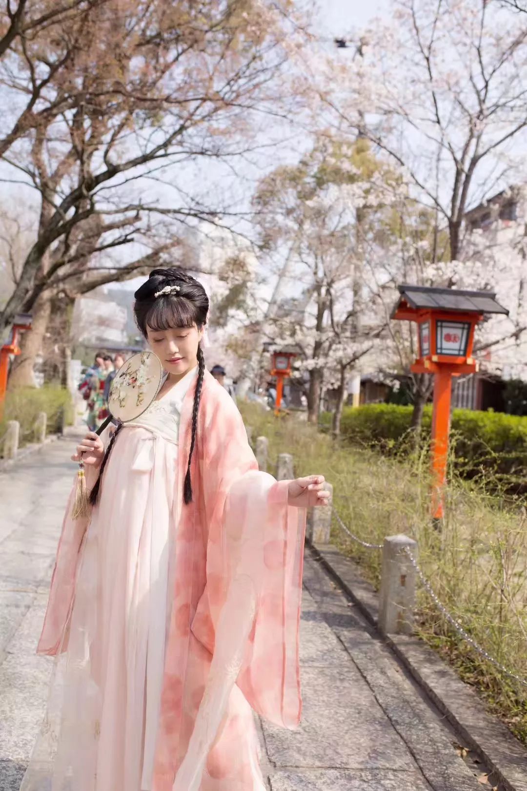 90后中国姑娘，在澳洲街美哭外媒