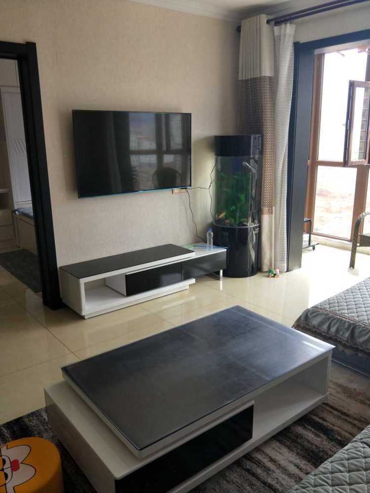 自己装新房，沙发太大只能对着卧室门，有没有办法改变？