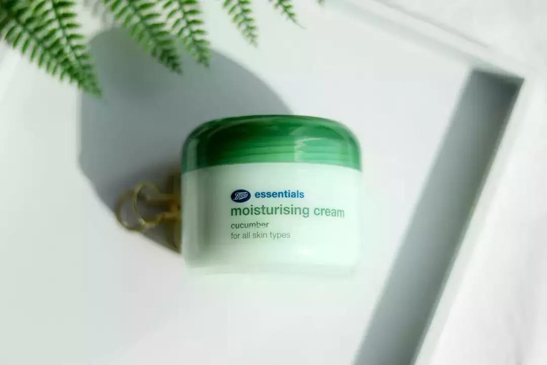 这个牌子跟大宝一样平价，学生*党**的首选！