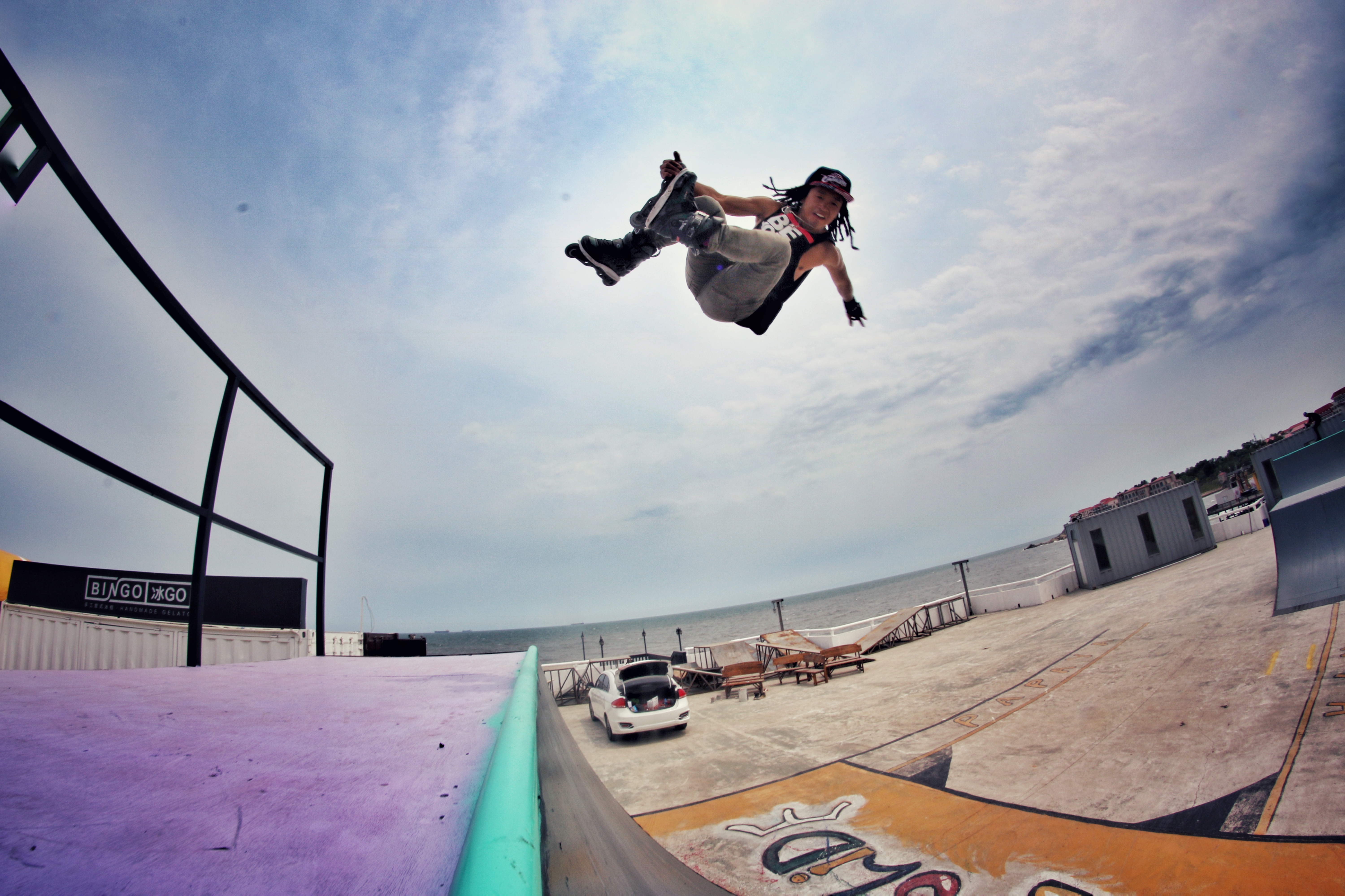 极限轮滑第一人视频,成人初学者学轮滑如何挑选轮滑鞋