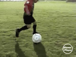 如何教零基础小孩子踢球,小孩练足球基本功多久踢球