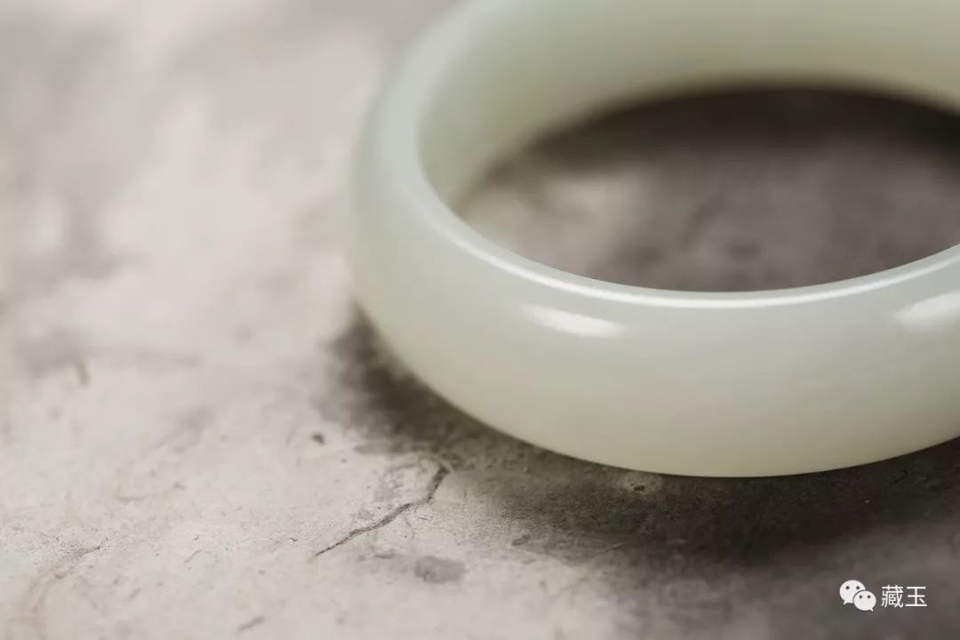 玉镯为什么容易断裂,圆条玉镯容易断