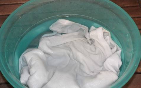 白衣服发黄汗渍怎么洗才能发白,衣服上的汗渍黑点怎么去除最简单