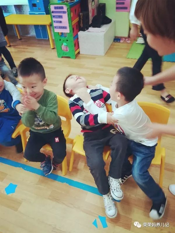 孩子挨打后妈妈怎么办,宝宝挨打妈妈该怎么养他