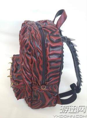 大神自制《怪物猎人世界》惨爪龙背包还原却背不出去