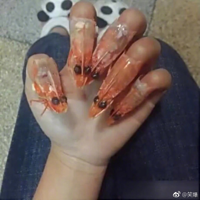 五十岁大妈鬼步舞,女子带领50岁大妈跳鬼步舞