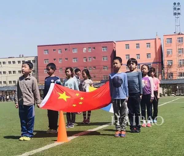 诺一现在这么接地气？才7岁的Grace就是铅笔腿！