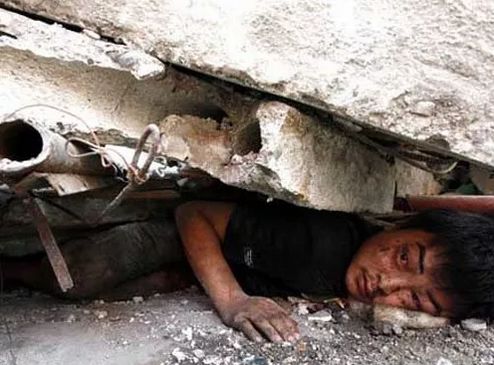 汶川感人催人泪下的事,汶川令人瞬间泪下的故事