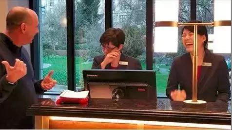 男子被酒店拉黑,男子在走廊上晒香肠