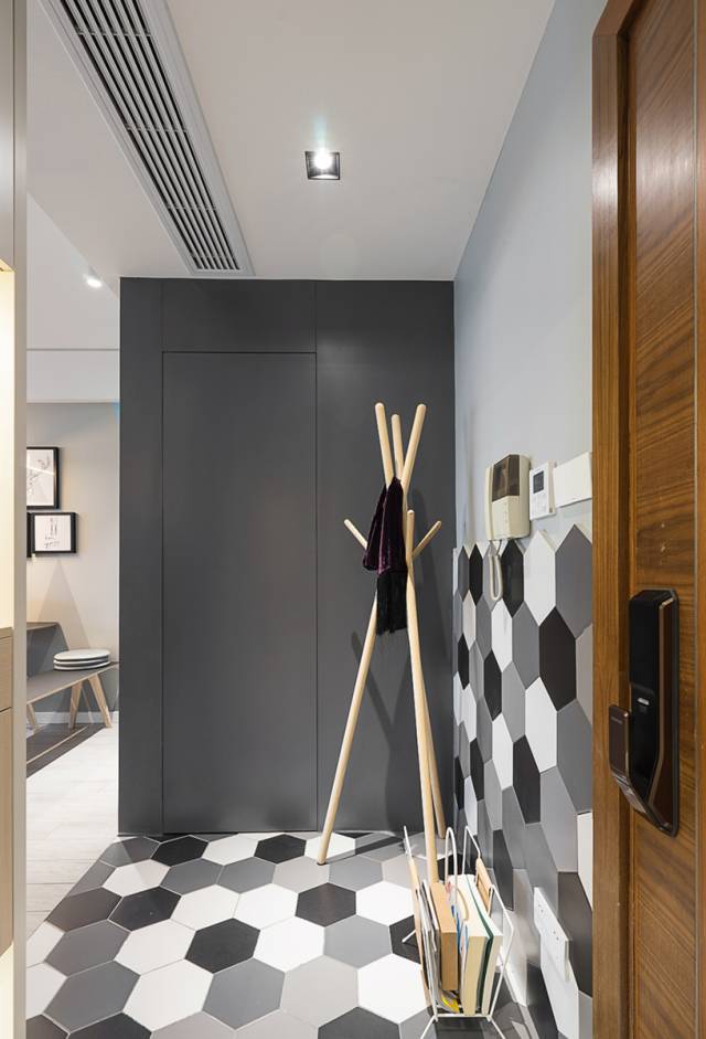 大门面对卫生间门怎么化解,入户大门正对卫生间有什么事