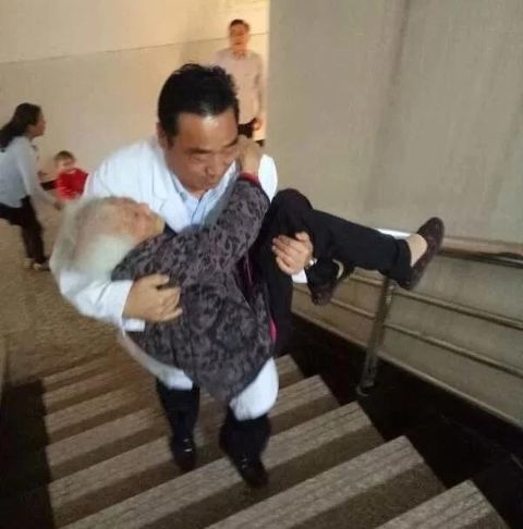 46级台阶！这被网友怒赞的“年度最美公主抱”背后的真相……