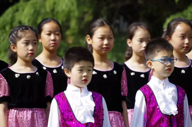阳光下的成长艺术节,春天里歌唱活动
