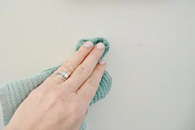 墙面脏一块擦不干净了,墙面很脏用什么刷白