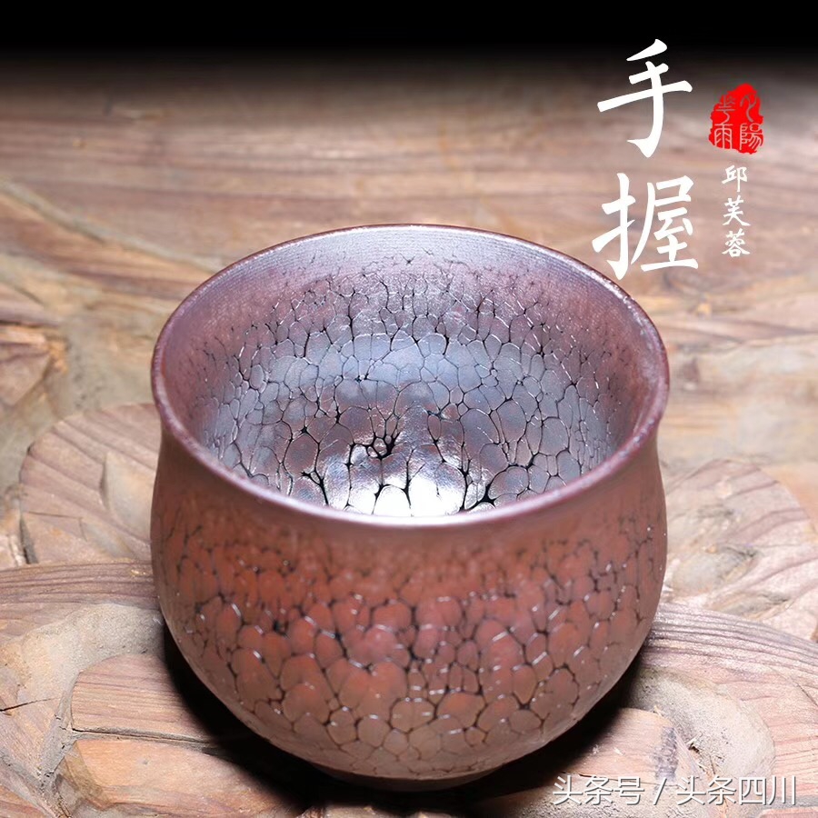 黑瓷明珠真品图片,粉青釉浮雕缠枝花瓣纹茶盏