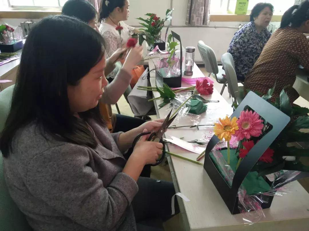 母亲节送给妈妈礼物一束花,母亲节送给妈妈一支康乃馨