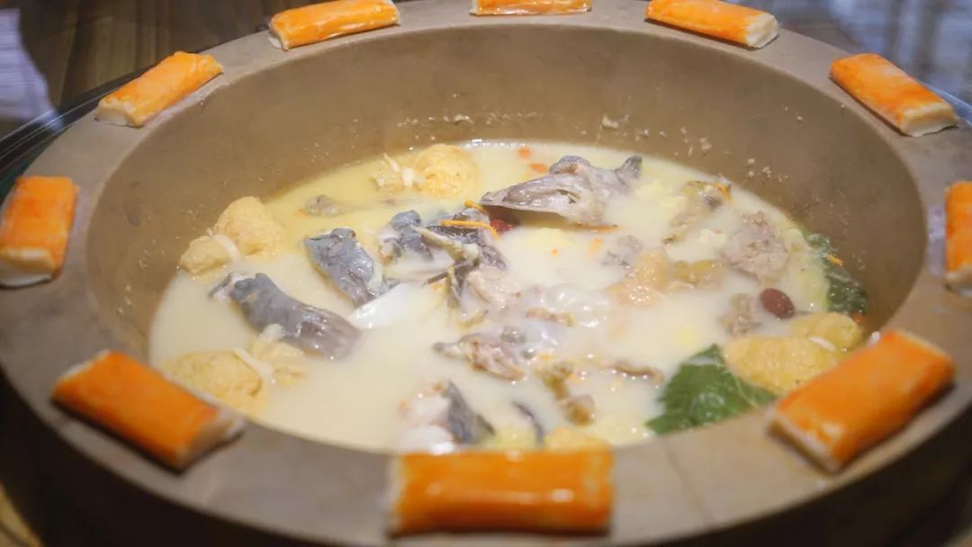 草帽当锅盖的石锅鱼,草帽蒸汽石锅鱼