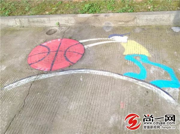 高校学生为井盖作画,萌萌哒学生手绘