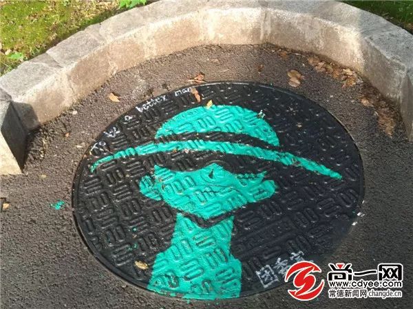 高校学生为井盖作画,萌萌哒学生手绘