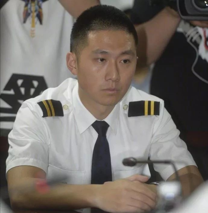 关注｜川航机长首次露面，亲述“空中浩劫”惊魂经历：副机长半个身子被吸出窗外、温度骤降外加强风力袭击……