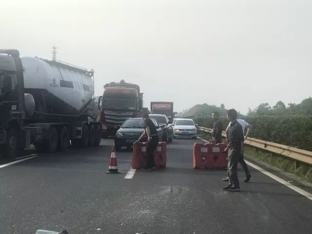 高速交警出警再遇车祸,高速车祸警车开道急救