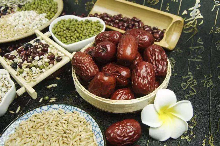 睡觉枕头边上都是油是怎么回事,晚上睡起来枕头都是口水怎么办