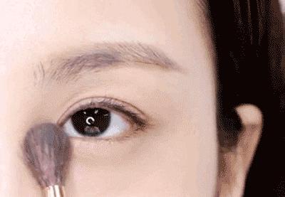 怎么才可以把眼影画的那么好看呢,今年流行的眼影这样画美丽不挑人