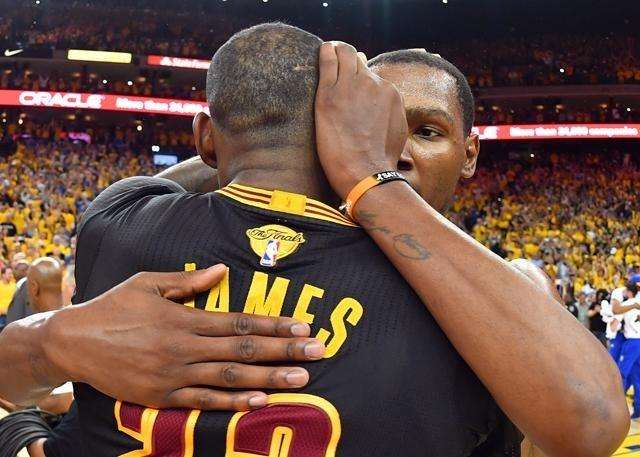 詹姆斯和乔丹体测数据对比,詹姆斯最新的体测数据