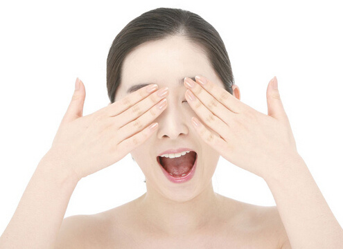 眼皮不停的跳是怎么回事,原来眼皮跳竟可能是这种病的征兆