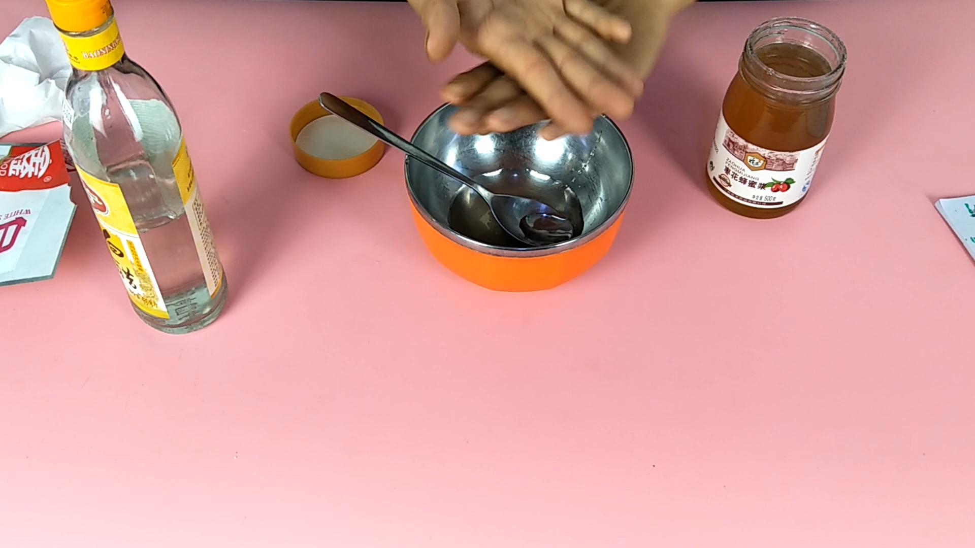 把白醋和蜂蜜放一起,蜂蜜和白醋一起兑开水喝功效