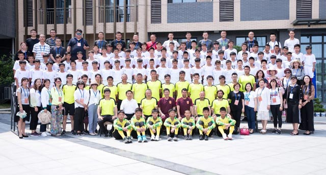 U13小球员训练营家长来探班青训必须科学规划透明公开