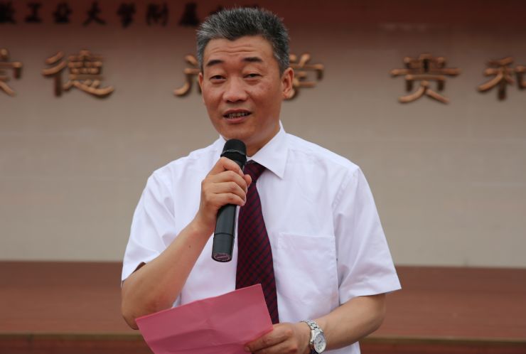 今天，马鞍山这所学校近千名学生聚集在操场，场面震撼！