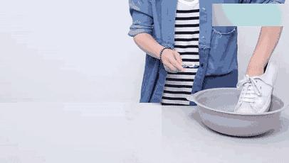 新鞋磨脚挤脚怎么解决,新鞋挤脚怎么办小白鞋