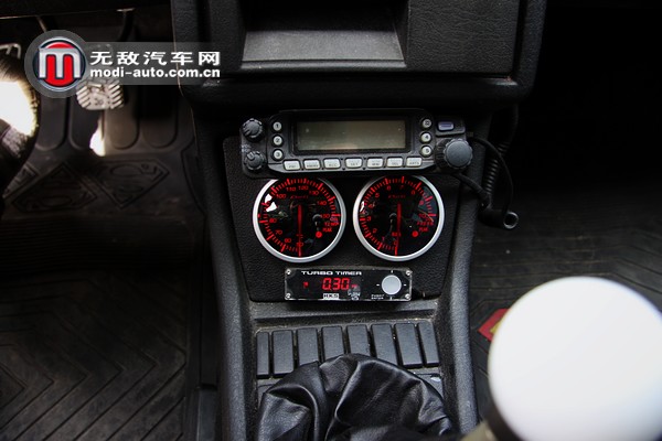 这个聚会里面没有一辆合法的车！