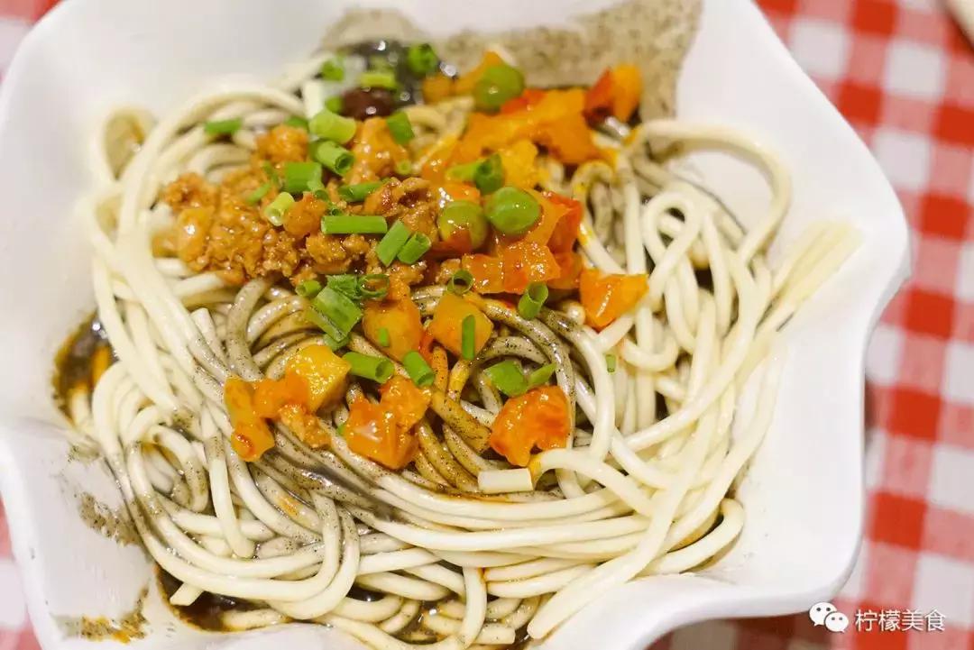 这家店很“丑”,还有一碗脏脏面